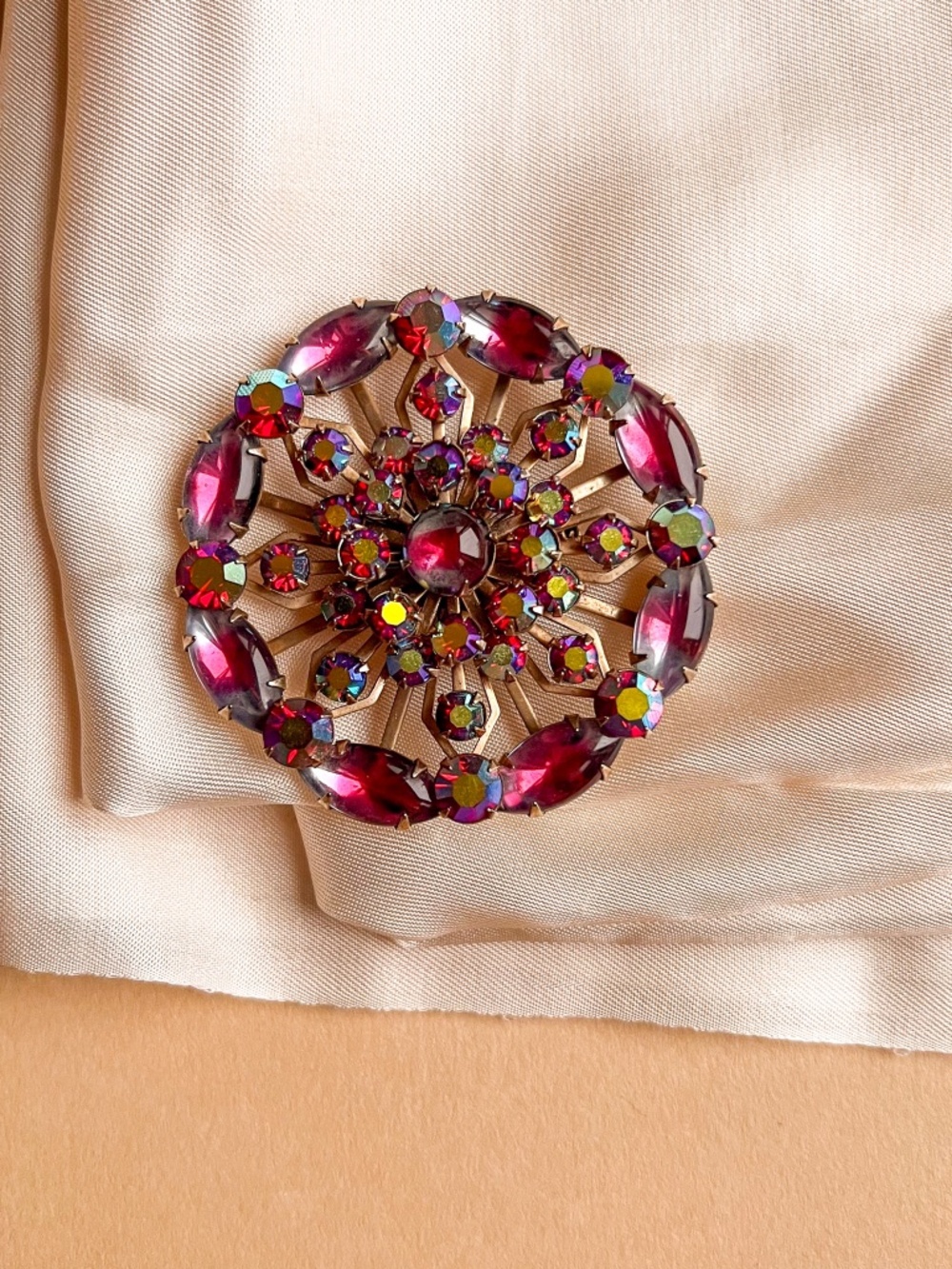 Vintage 1950s Circular Brooch With Iridescent Pink Rhinestones